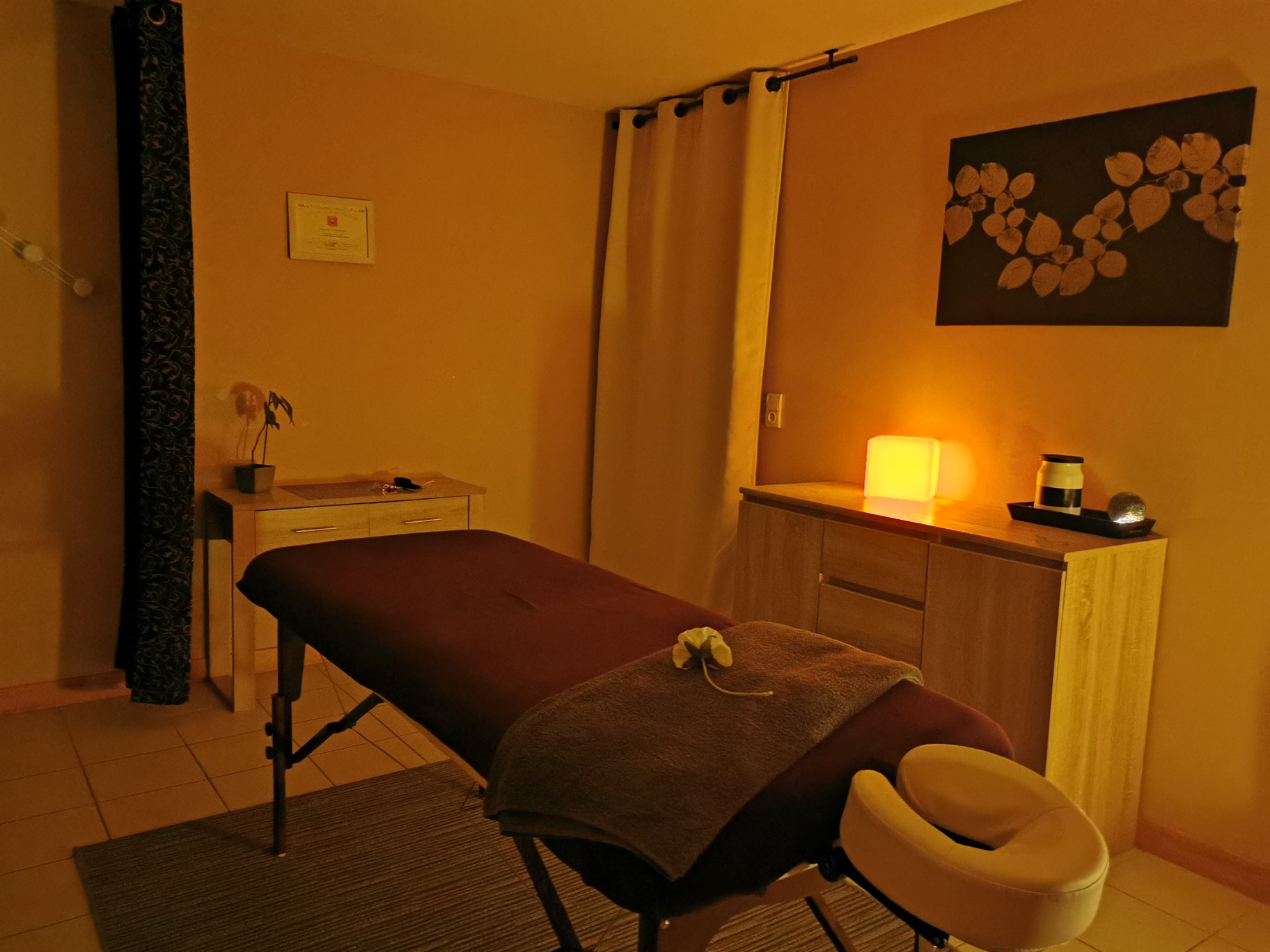 Le cabinet 1 est meublé pour les pratiques corporelles : Massage, Réflexologie, Relaxation, Shiatsu, Reiki, Acuponcture, Ostéopathie, Aromathérapie et autres méthodes alternatives prenant soin du corps.